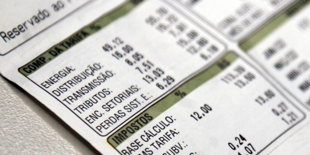 aneel-reduz-bandeira-para-vermelha-1-na-conta-de-luz-em-outubro