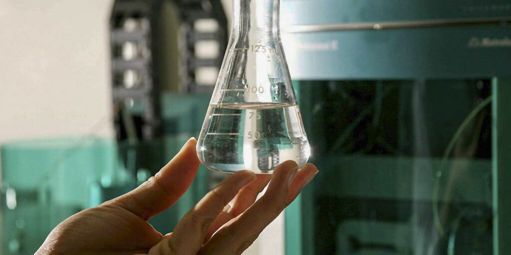 bares-e-fabricantes-treinam-empresas-para-identificar-bebidas-falsas