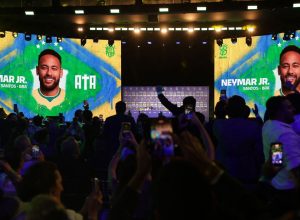 neymar-nao-treina-em-apresentacao-e-preocupa-a-duas-semanas-da-copa